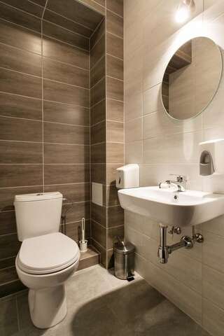 Хостелы Old Town Trio Hostel Rooms Вильнюс Двухместный номер с 2 отдельными кроватями и общей ванной комнатой-14