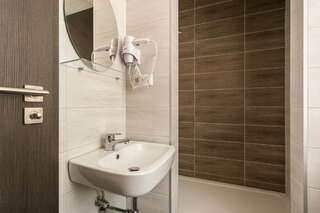 Хостелы Old Town Trio Hostel Rooms Вильнюс Двухместный номер с 2 отдельными кроватями и общей ванной комнатой-22