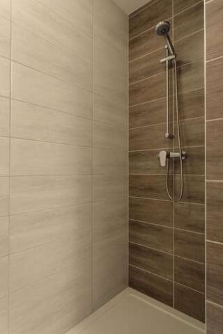 Хостелы Old Town Trio Hostel Rooms Вильнюс Двухместный номер с 2 отдельными кроватями и общей ванной комнатой-24