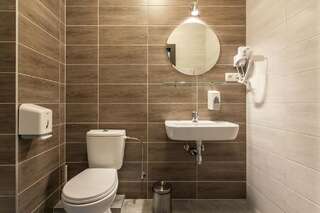 Хостелы Old Town Trio Hostel Rooms Вильнюс Двухместный номер с 2 отдельными кроватями и общей ванной комнатой-6