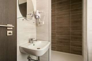 Хостелы Old Town Trio Hostel Rooms Вильнюс Двухместный номер с 2 отдельными кроватями и общей ванной комнатой-7
